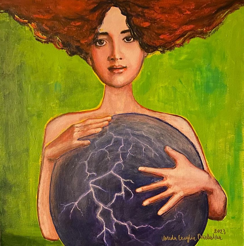 Kobieta z rozwianymi włosami na zielonym tle, rękami obejmuje kulę z piorunami