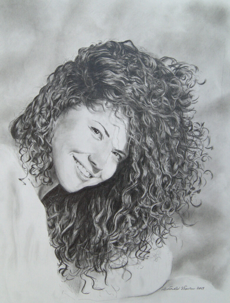 Dominika, portret uśmiechniętej dziewczyny z burzą ciemnych kręconych włosów