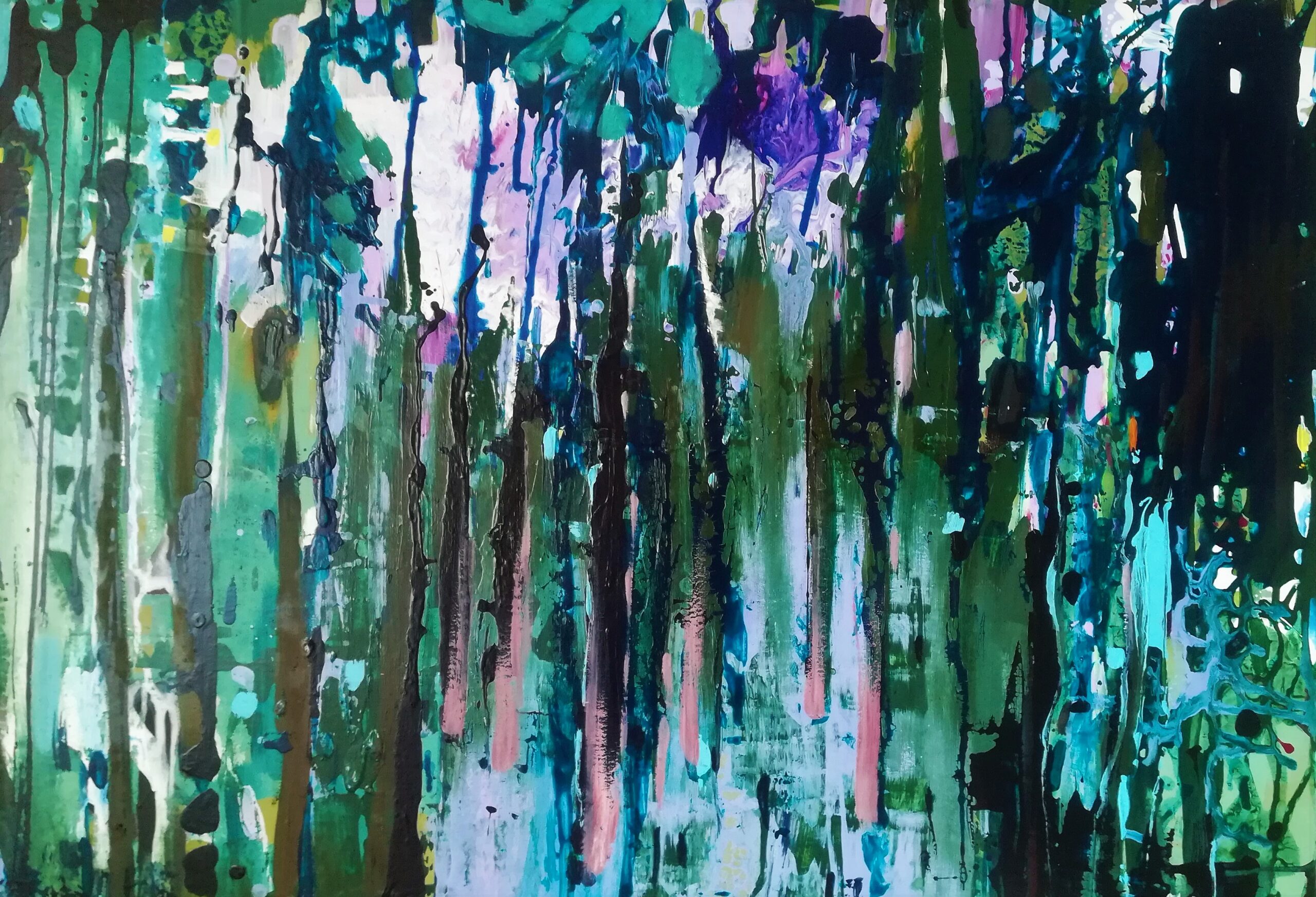 Abstrakcyjne przedstawienie lasu w odcieniach zieleni i fioletu